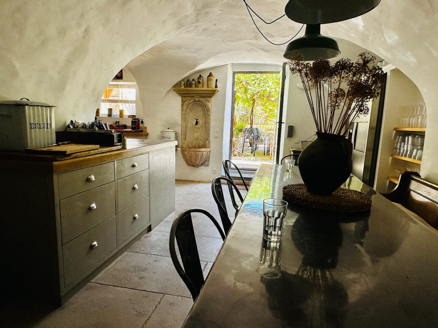 Le buffet de la cuisine et la porte ouverte sur le jardin