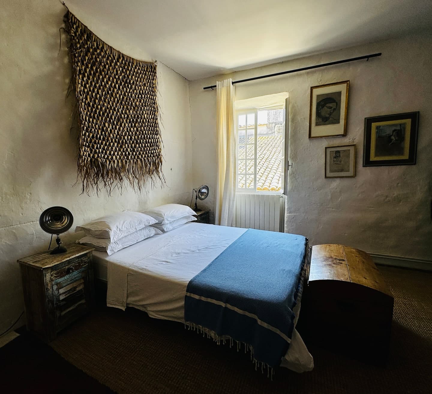 Chambre sobre, mur de chaux et gravures anciennes