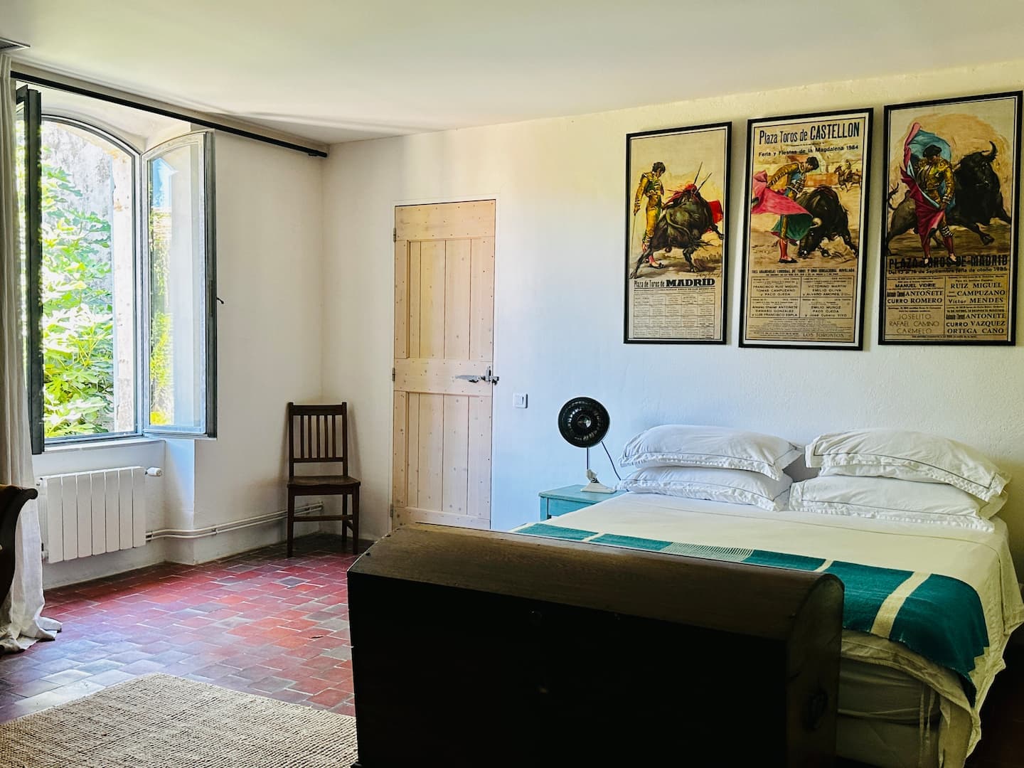 Chambre aux affiches anciennes, hautes fenêtres