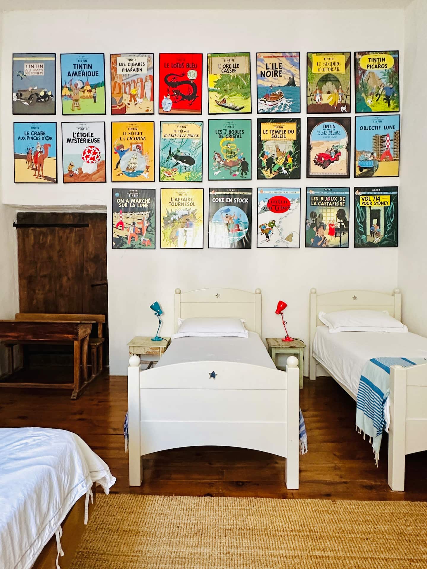 Deux lits simples sous le mur de couvertures