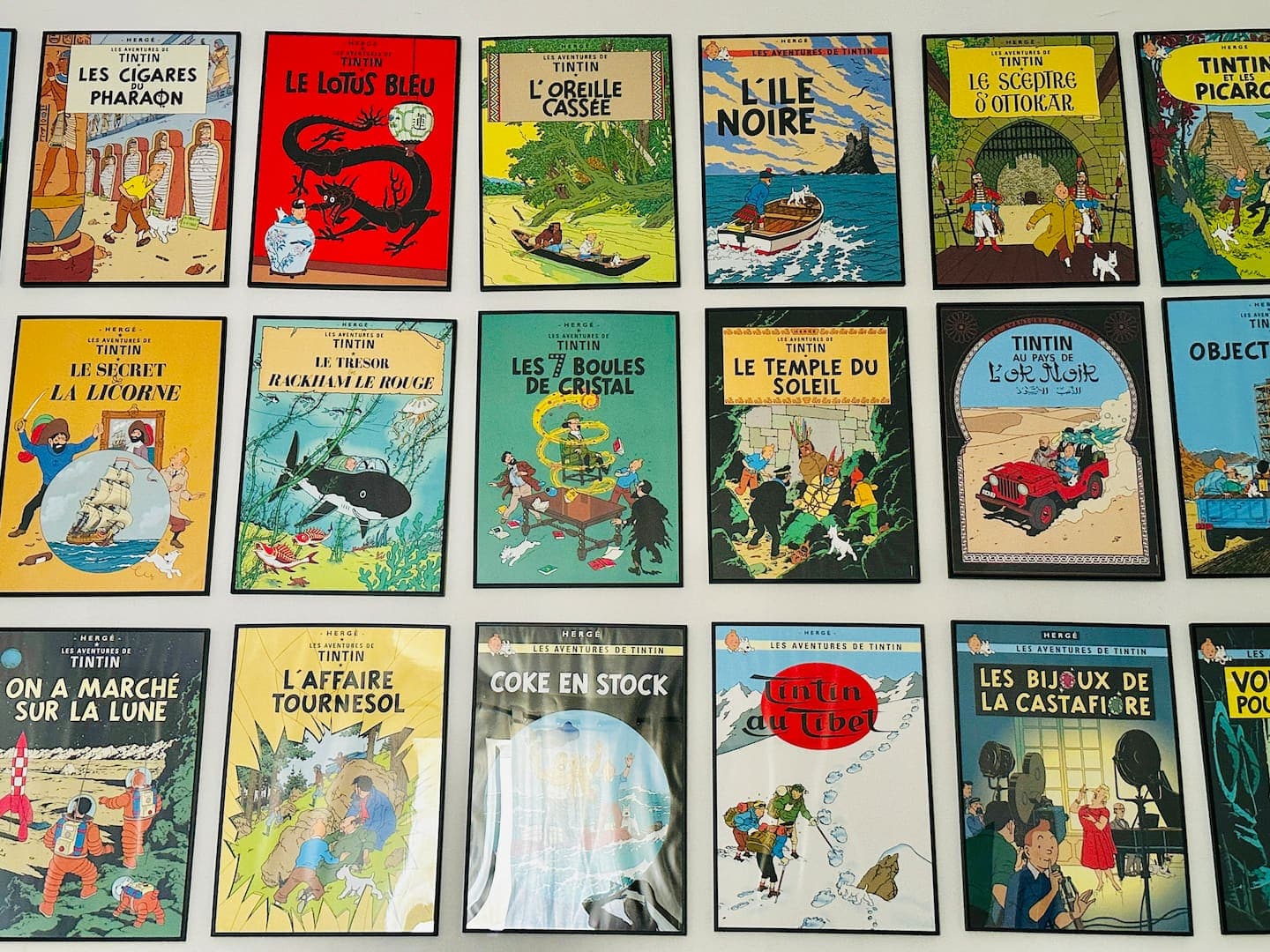 Chambre d'enfants tapissée de couvertures de Tintin encadrées