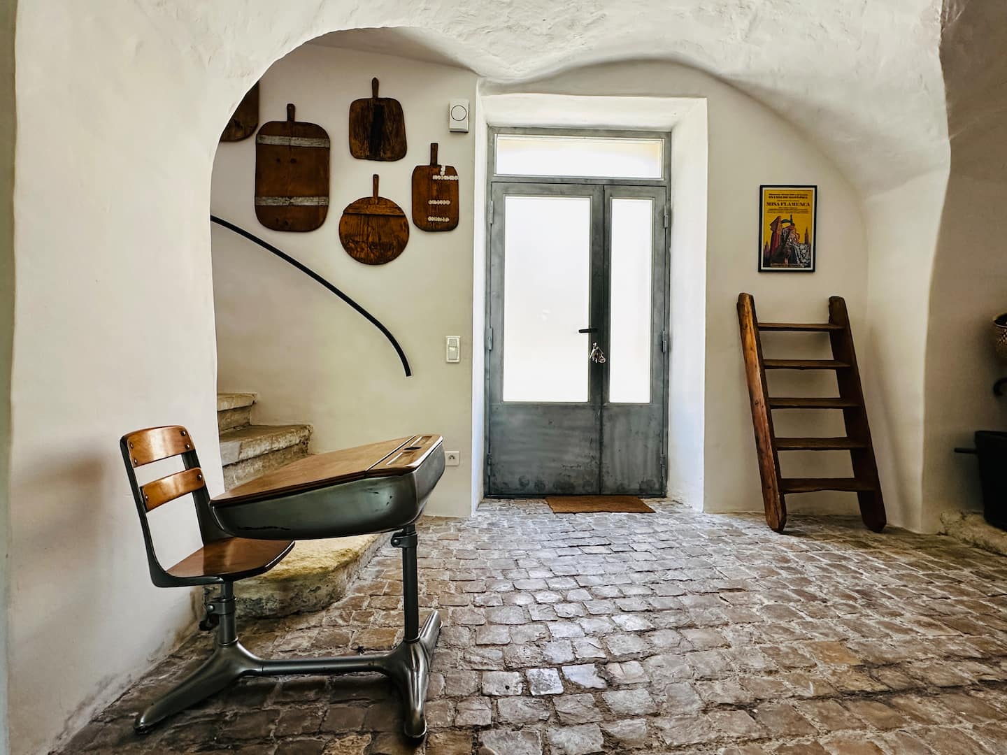 Le passage voûté et sa porte vitrée, murs à la chaux
