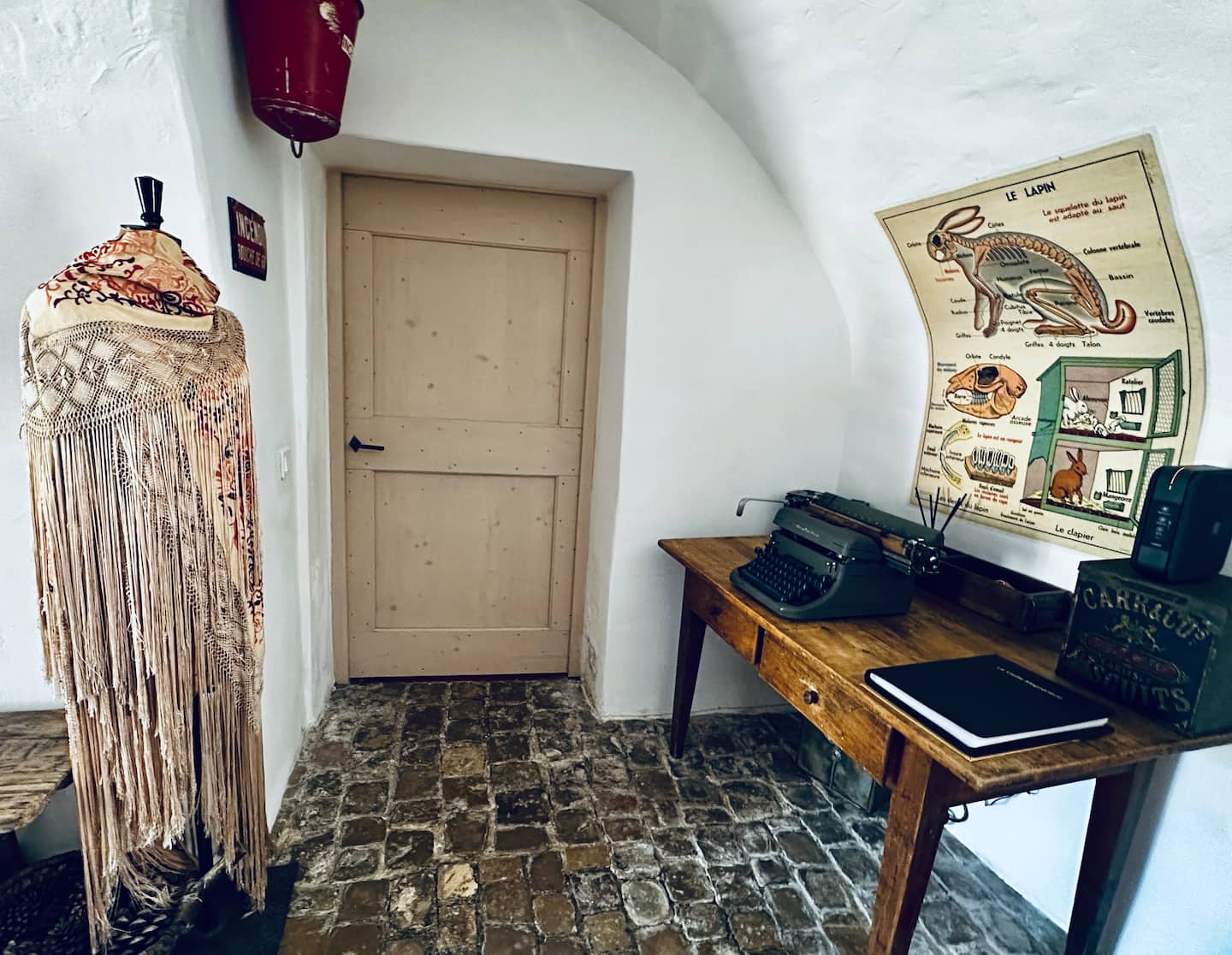 Bureau ancien posé sur les pavés du passage