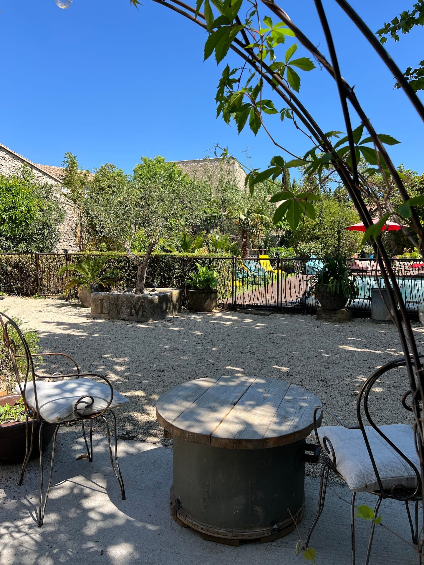Terrasse ombragée sous une tonnelle de verdure