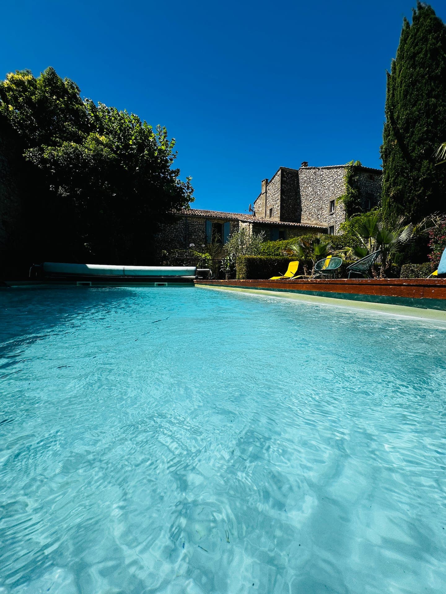 L'eau de la piscine au soleil